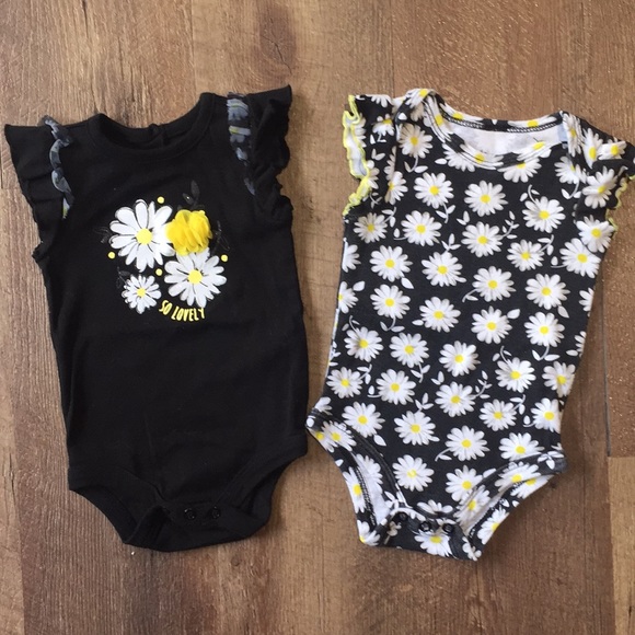 Baby Starters Other - 2 Piece Daisy 🌼 Onesie Set